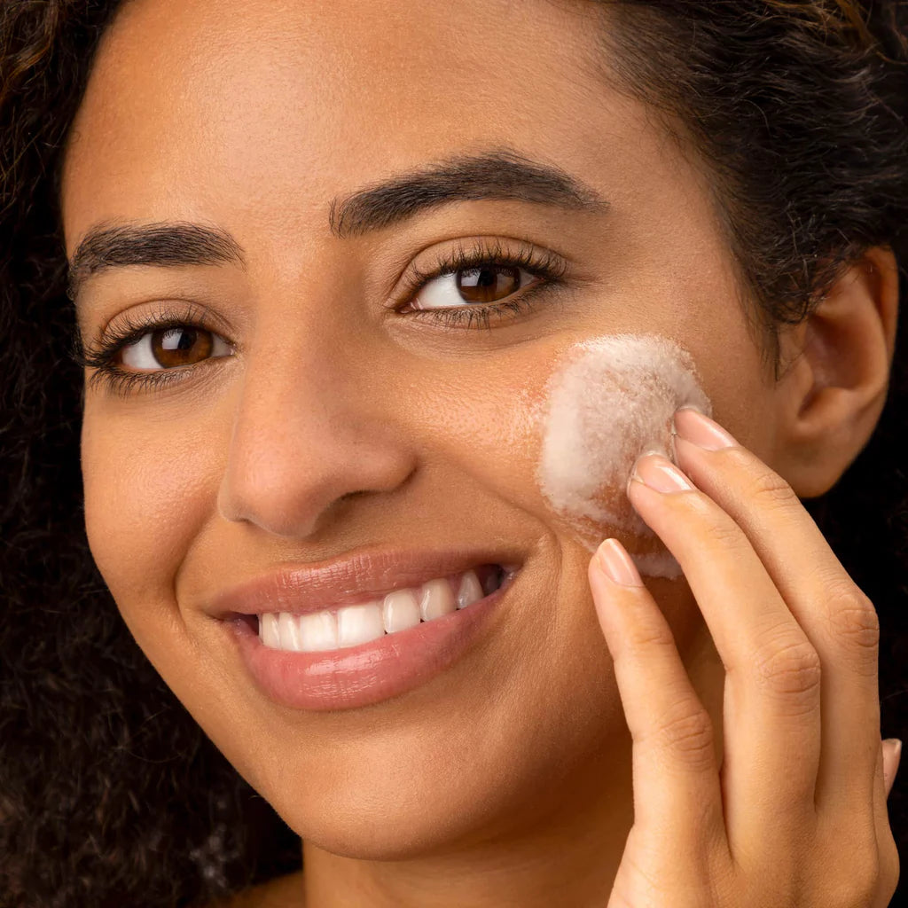 Medik8 Sale. Medik8 Surface Radiance Cleanse is suitable for all skin types. Perfect as a stand alone cleanser or double cleanse. Medik8 Surface Radiance Cleanse delivers rapid surface exfoliation while visibly decongesting the complexion with effective impurity removal. The complexion is left thoroughly cleansed and radiant. Perfect for teenage skin.