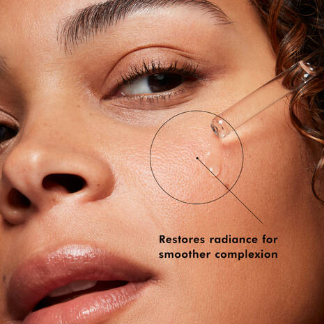 SkinCeuticals Hydrating B5 Serum replenishes the nutrients required for skin to feel smooth and appear younger. An oil-free, hydrating serum that replenishes moisture and restores radiance for a smoother complexion, this revitalising serum also harnesses the power of hyaluronic acid – the body’s natural hydrator – to assist in binding moisture to the skin. This results in a hyaluronic acid serum that, along with vitamin B5, provides powerful antioxidant protection.