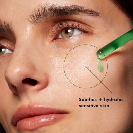 SkinCeuticals Phyto Corrective Gel Serum is a gentle calming serum formulated with hydrating hyaluronic acid and a botanical blend of cucumber, thyme, olive leaf, and other comforting ingredients, making it an ideal hydrating serum for sensitised skin. This soothing serum helps even out skin tone and promote a clear, fresh-looking complexion, without feeling too heavy on the skin.