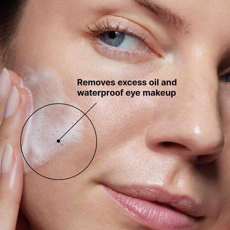 SkinCeuticals Simply Clean Gel Cleanser is a powerful makeup-removing cleanser formulated with an amino acid surfactant system and a 6% concentration combining sulfonic acid (HEPES), glycerin, chamomile and aloe extracts, orange oil, and citric acid to gently exfoliate uneven or rough skin.