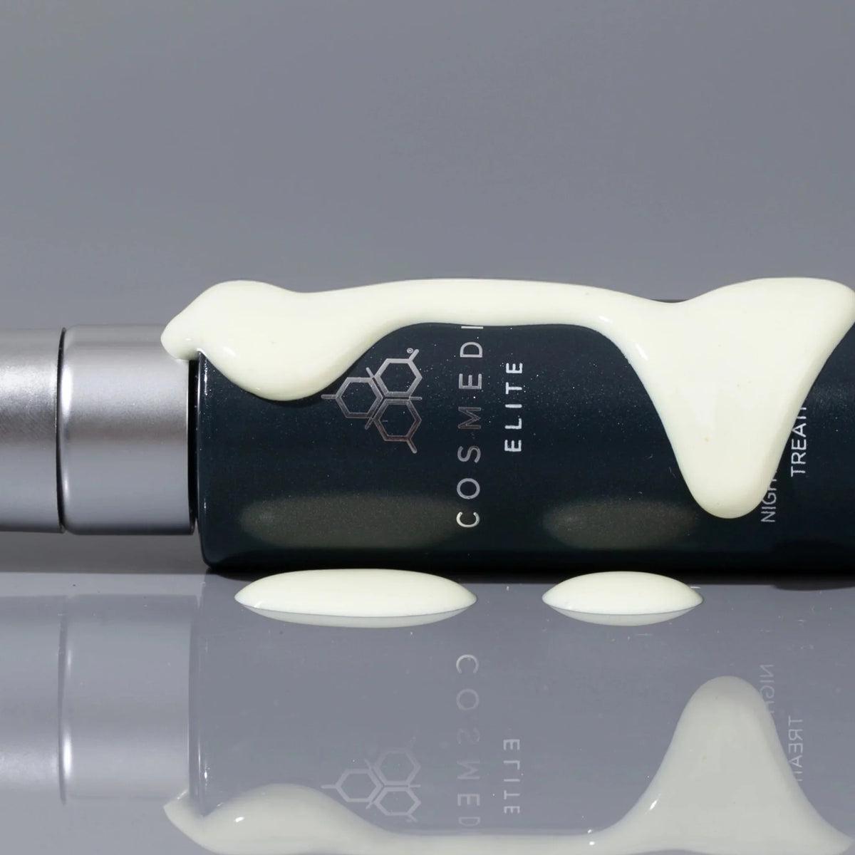 Cosmedix Elite Duo-A creamy nightly treatment texture with retinol, retinal and soothing beta glucan.