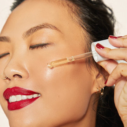 O Cosmedics Retinoic Oil lightweight facial oil application for nourishing evening Vitamin A correction.
